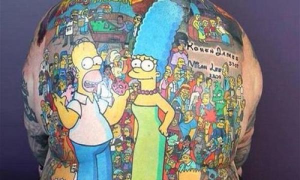 أسترالي يوشم 203 شخصية سيمبسون على ظهره