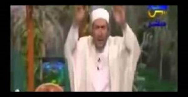 بالفيديو.. شيخ أزهري يخرج الجن من جسد متصلة على الهواء