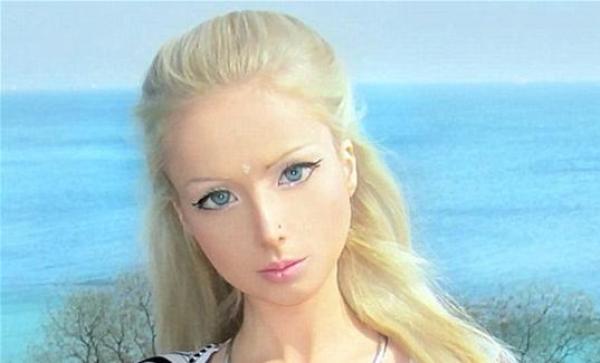 تتوقف عن الطعام والشراب لتتحول إلى باربي حقيقية