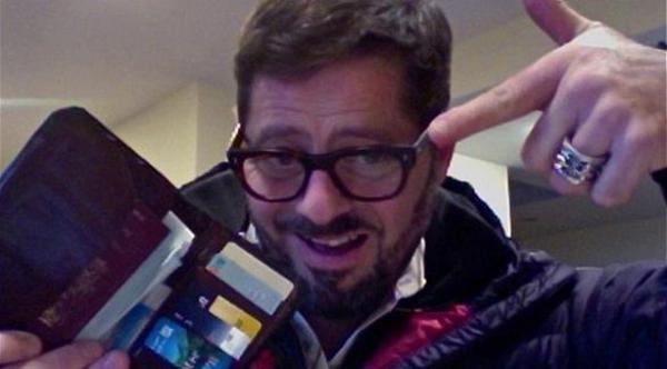 بريطاني يعثر على محفظته بعد 18 عاماً من فقدانها