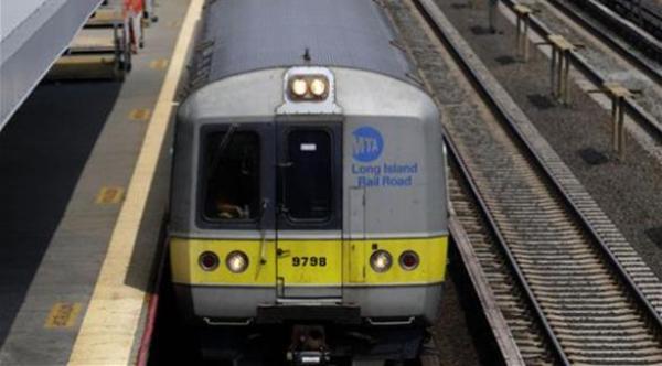 قطار يمر فوق نائم على القضبان دون أن يصاب بأذى