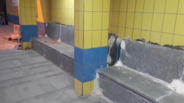 شاهد.. مُغامر يقفز "منقلبا" أمام مترو مسرع!