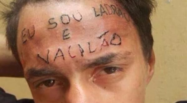 بالفيديو: فنان وشوم يعاقب لصاً صغيراً بوشم مشين