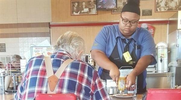 تحصل على منحة دراسية لمساعدتها عجوزاً في تناوله طعامه