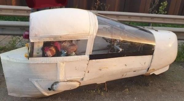 الشرطة البريطانية تحتجز اغرب سيارة على الطريق السريع