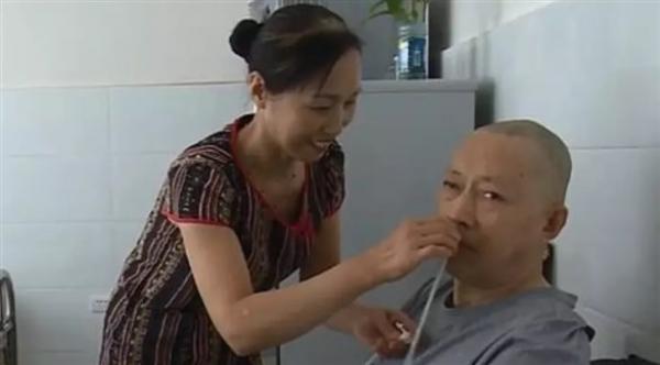 رجل صيني يستيقظ من غيبوبة بعد 5 سنوات من عناية زوجته