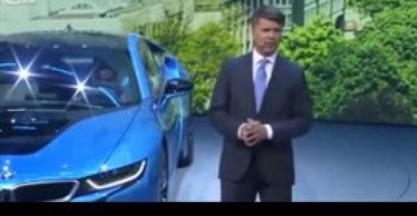 بالفيديو.. لحظة سقوط المدير التنفيذي لشركة «BMW» خلال مؤتمر صحفي
