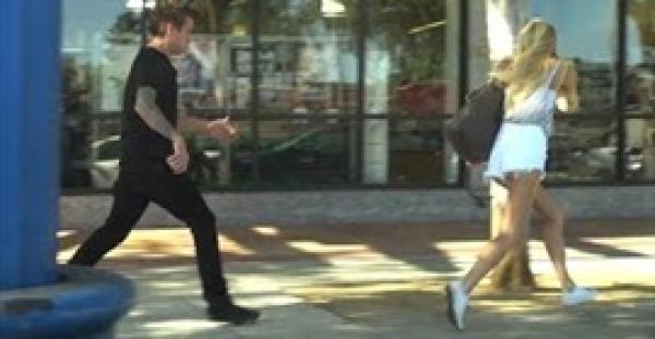 بالفيديو.. 3 ملايين مشاهدة لشاب ينفذ مقلبا مرعبا في الفتيات