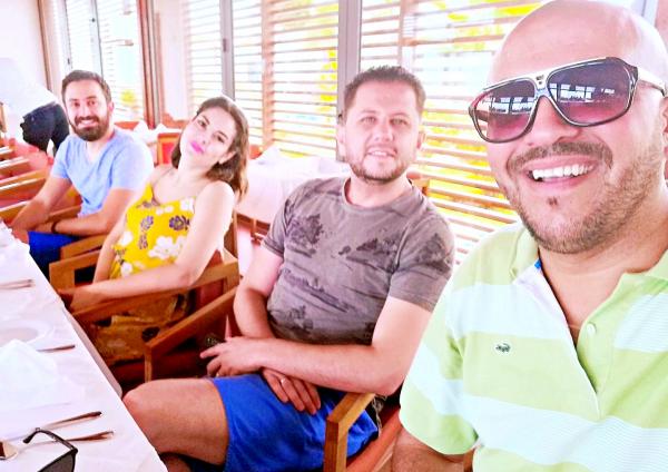 في مطعم "الشواء": قصتي مع النجم الجزائري "جريو" ومواطنه "السحيري" الذي أصبح وزيرا في حكومة "تبون" 