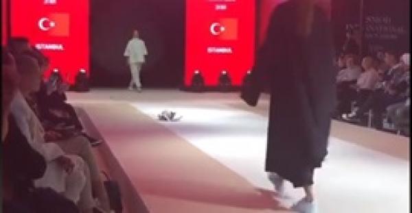 قط يخطف الأضواء في عرض أزياء (فيديو)