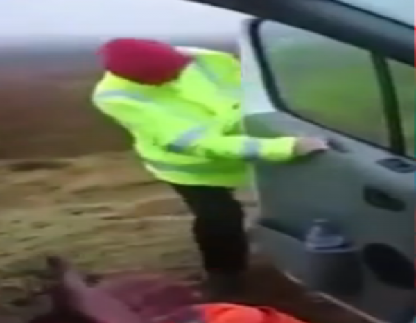 بالفيديو.. رجل يفشل في إغلاق باب سيارته بسبب الرياح القوية