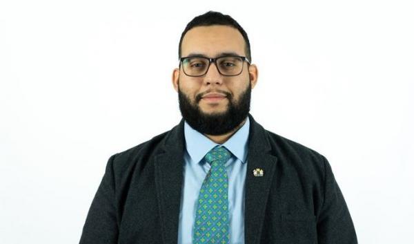 مغربي عمره 22 سنة يصبح أصغر عمدة في تاريخ بريطانيا