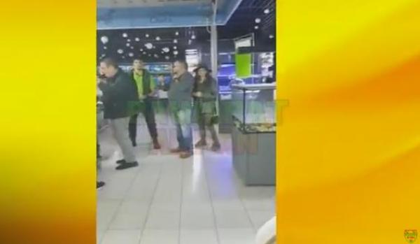 بالفيديو: الملك ولالة سلمى يتجولان في رواق الطيور والسمك بدون بروتوكول