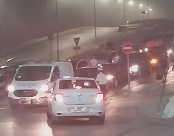 حقيقة فيديو زعم مروجوه قيام سيارة إسعاف بنقل مسافرين عبر معبر باب سبتة مقابل مبالغ مالية