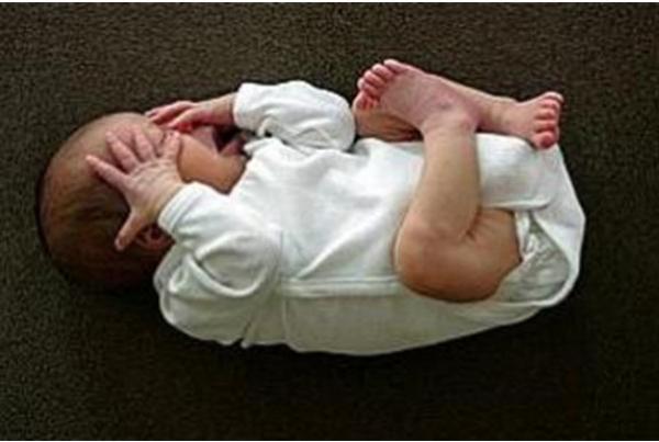 مؤلم... هذا ما وقع لرضيعة سقطت من نافذة الطابق العلوي