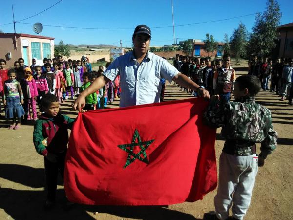 بالصور: فيسبوكيون يشيدون بمدرس من "المغرب العميق" خطف الأضواء بخطه العربي الرائع