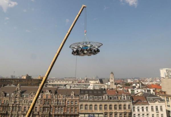 عشاء في السماء.. مطعم بلجيكي معلق يستأنف نشاطه مع احترام التباعد الاجتماعي