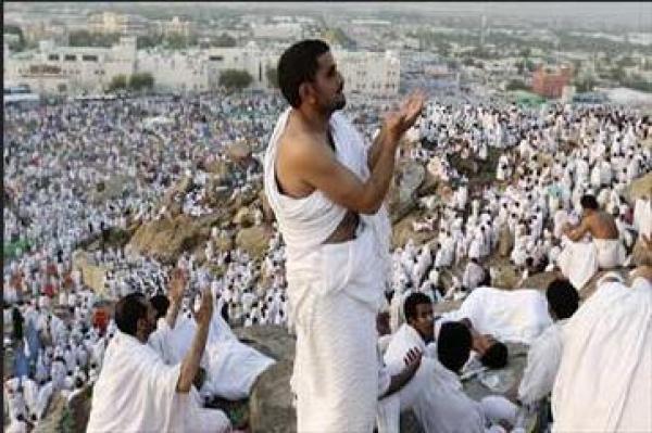 حجاج مغاربة يترضون للسرقة بعد محاصرة عصابة لحافلتهم