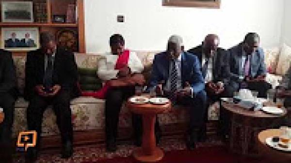 دعاء وفد السفراء الافارقة في عزاء والدة ابن كيران