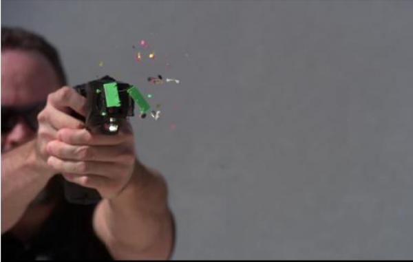 لن تصدق كيف يعمل مسدس الصعق الكهربائي