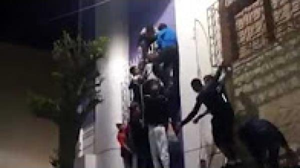 انقاذ "كاورية" من الانتحار من طرف سكان الحي