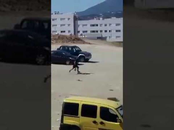 خطير.. فيديو من اسبانيا مغاربة سرقوا الحشيش لواحد نصراني بالقرطاس وهربو