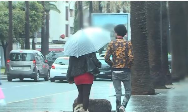 شاب يتحرش بفتاة أمام المارة وردود فعل غاضبة ومستنكرة