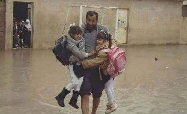 صورة .. موقف أستاذ مغربي مع تلاميذه يثير عاصفة إعجاب على "الفايسبوك"