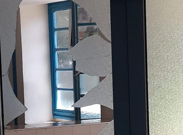 لحماق هذا... هكذا اعتقل الأمن شخص في حالة هستيريا كسر زجاج مكتب طبيب وسط ذهول المرضى