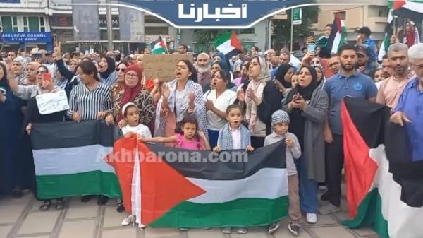 من الحدود الشرقية للجزائر.. مغاربة يخرجون في وقفة تضامنية مع الشعب الفلسطيني