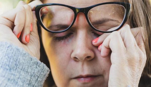 في زمن كورونا .. لماذا يصعب علينا الكف عن لمس وجوهنا؟