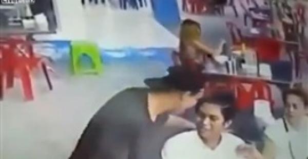 بالفيديو.. شاب يعتدي على فتاة رفضت إعطاءه رقم هاتفها