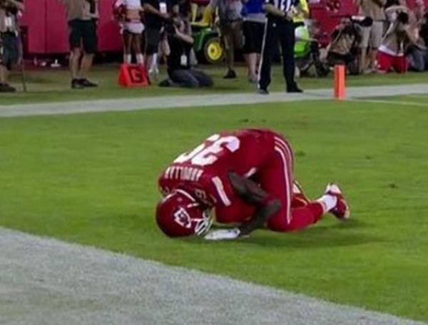 بالفيديو .. توقيف لاعب كرة قدم أمريكي بعد سجوده في الملعب