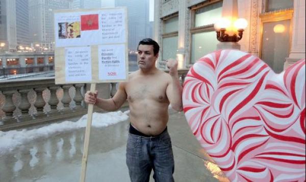 احتجاجا على مضايقة البوليس لأسرته ، علوين يعتصم عاري الجسد تحت الثلوج بنيويورك