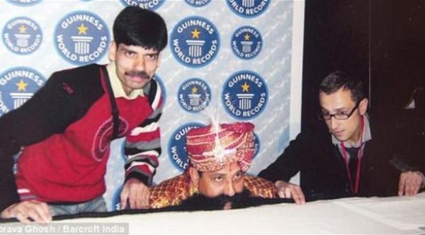 هندي يدخل "غينيس" بشارب طوله 4 أمتار