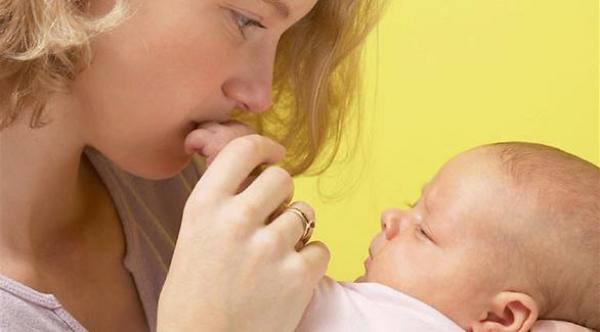 علماء: الأم تنقل المخاوف لوليدها من خلال رائحة عرقها