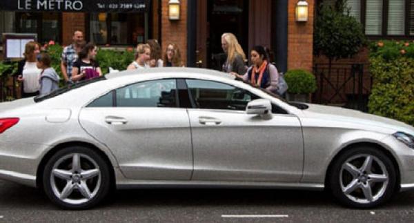 بالصور .. سيارة مرصعة بـ «مليون كريستالة» تجوب شوارع لندن