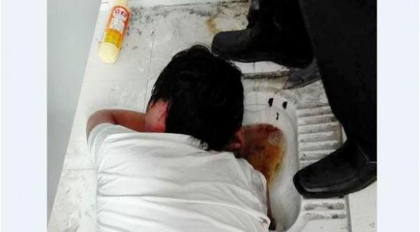 بالصور: حاول إنقاذ هاتفه من المرحاض فتحولت لمأساة