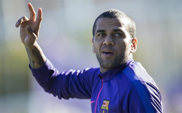 عاجل : داني ألفيش يجدد عقده مع برشلونة الى غاية 2017