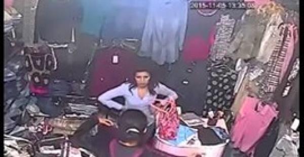 بالفيديو.. فتاة تسرق حافظة نقود وتخفيها أسفل عباءتها