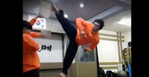 قدرات خارقة لرجل تشعل «فيس بوك» (فيديو)