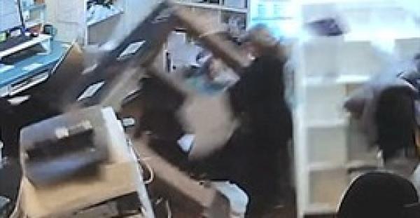 بالفيديو والصور.. لحظة اقتحام سيارة لعيادة طبيب بيطري