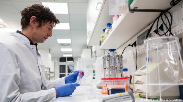 علماء الفيروسات الألمان: أيقونات إعلامية في زمن كورونا