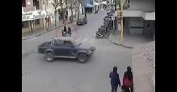 بالفيديو.. لحظة اصطدام دراجة نارية برضيع