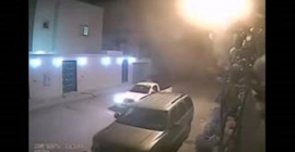 بالفيديو.. مجهولون يضرمون النار في سيارة رجل أمن بالسعودية