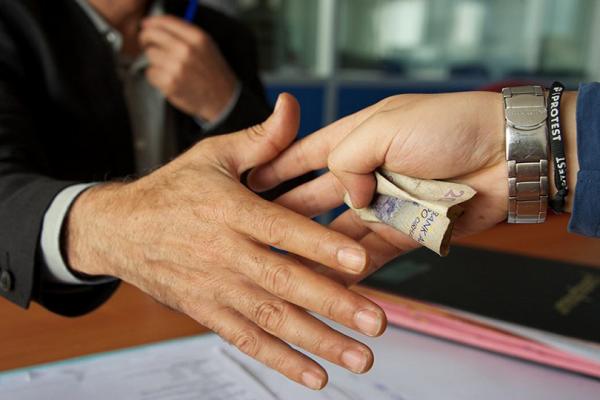 الرشوة في المغرب: أرقام صادمة تكبد البلاد خسائر كبيرة وتهدر على الشباب فرص شغل حقيقية