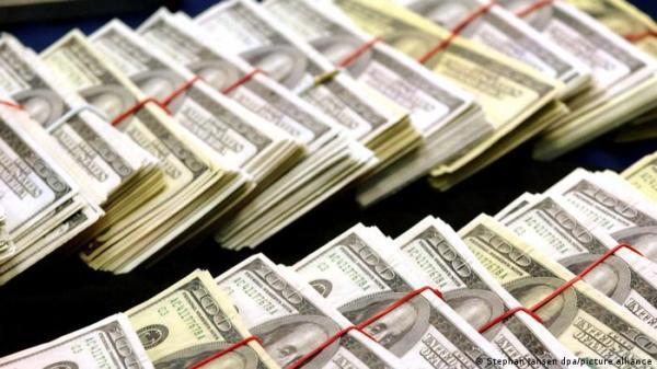 ضبط مليار دولار مزيفة موجهة لأفريقيا و"قراصنة" على متن سفينة