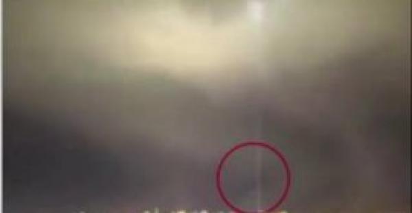 بالفيديو.. جسم غريب يظهر في السماء خلال عاصفة رعدية