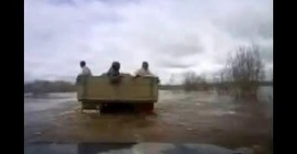 بالفيديو.. لحظة سقوط شاحنة تجر سيارة في المياه