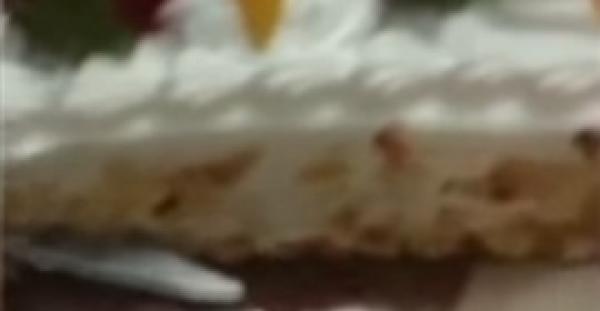 بالفيديو.. عائلة تعثر على مقص وشفرات حادة داخل كعكة عيد ميلاد